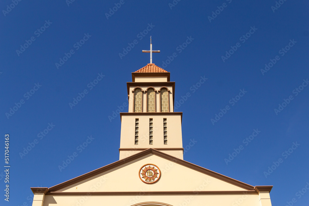 Detalhes da Paróquia São Francisco de Assis - Diocese de Anápolis em Goiás com céu azul ao fundo.