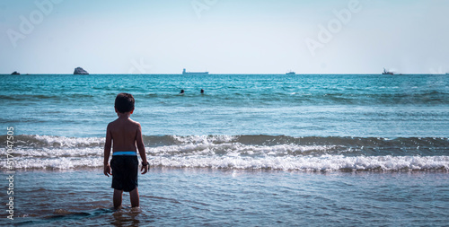 Niño en playa