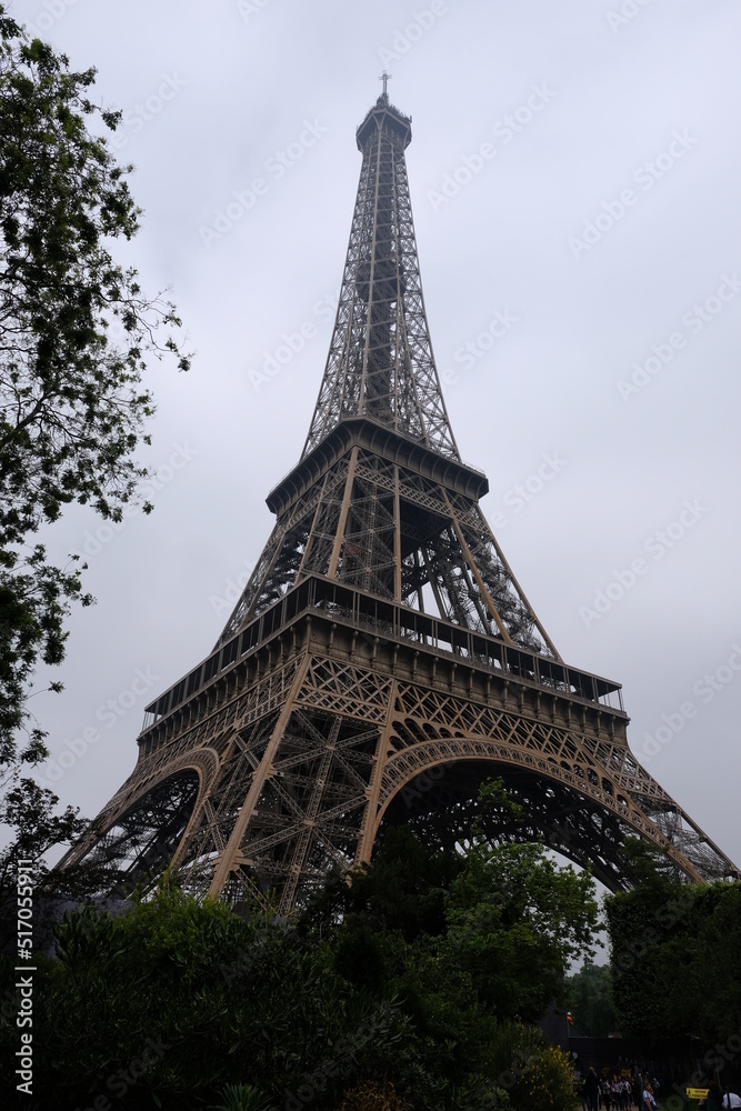 Paris Eifelturm bei schlechtem Wetter
