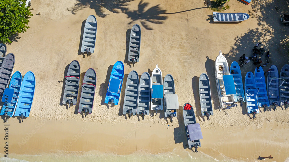Fotografie botes a la orilla de la playa