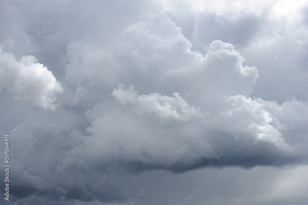 Obraz premium Natural backdrop with dark storm clouds on sky 