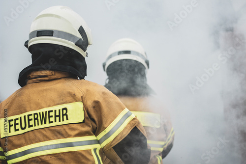 Feuerwehrmann löscht Brand mit Hohlstrahlrohr Brandbekämpfung Unfall	