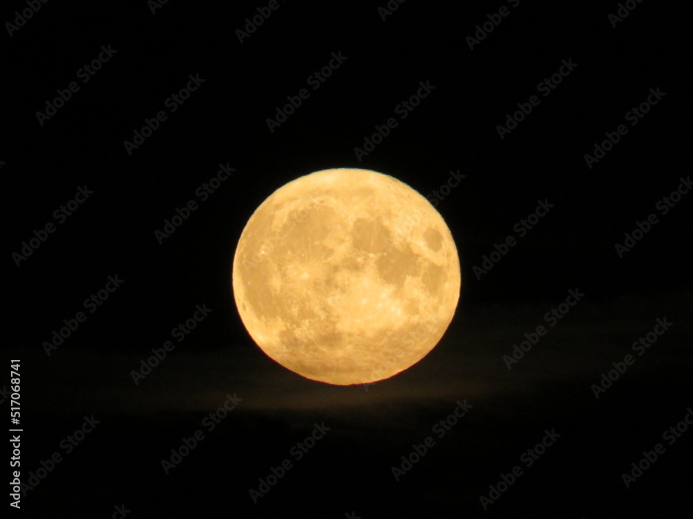 Obraz premium Full moon low in the sky