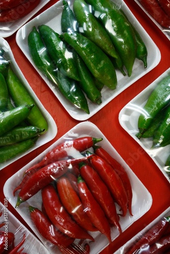 Pimenta possui alguns nomes diferentes, além de pimenta biquinho em algumas regiões do país ela também é chamada de pimenta de bico, Seu nome científico é: Capsicun Chinese, da família Solanaceae. photo