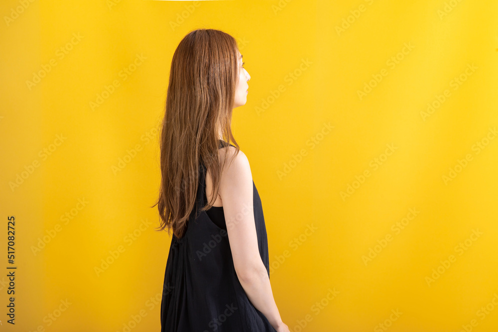 真っ直ぐ前を向くロングヘアの女性 真っ直ぐ前を向くロングヘアの女性