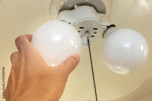 照明器具の電球を取り外す photo