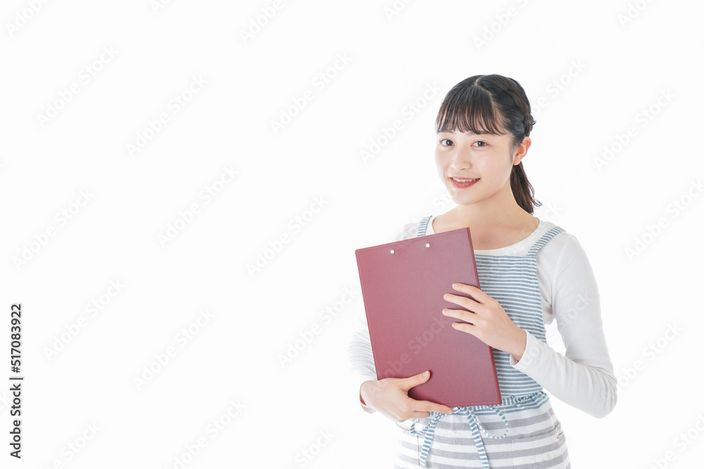席を案内する若いカフェスタッフ 席を案内する若いカフェスタッフ