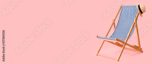 Tableau sur toile Beach deck chair and hat on pink background with space for text