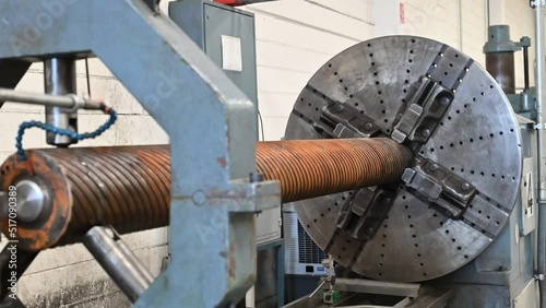 Torno industrial para herramientas de minería y equipo profesional photo