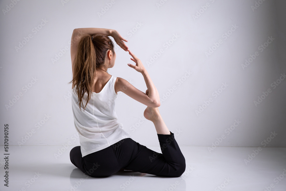 ヨガをする女性　Woman doing yoga	