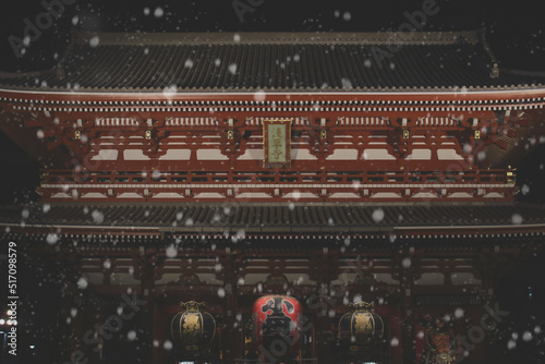雪降る夜の浅草寺