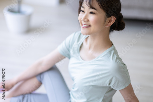 Free Download ストレッチをする女性 - GFXLoad