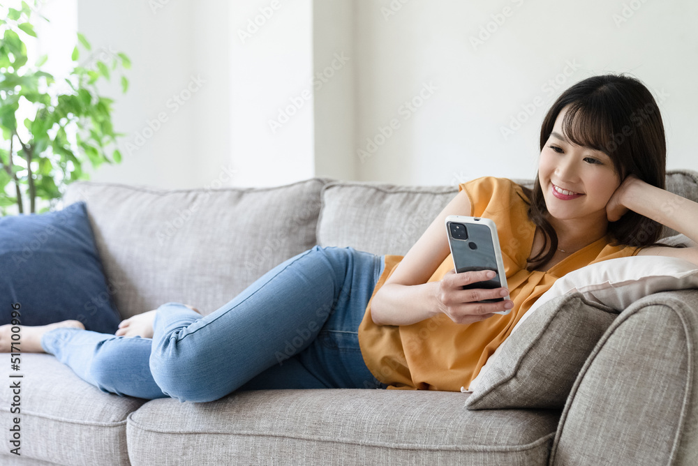 スマホを見る女性 スマホを見る女性