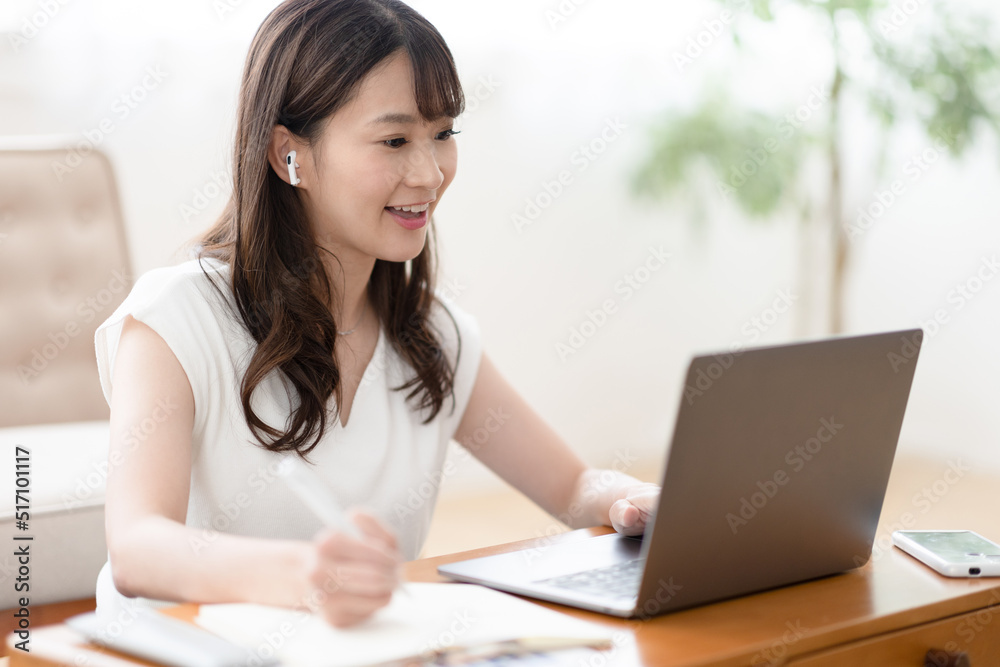 在宅ワークする女性