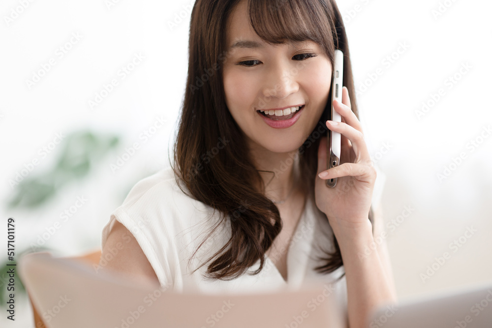在宅ワークする女性 在宅ワークする女性