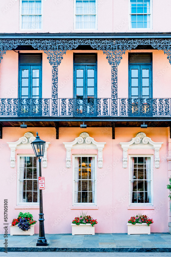 Naklejka premium Charleston South Carolina pink and black building