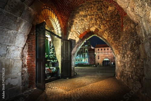 Przejście pod Bramą Floriańską w Krakowie z kapliczką Matki Boskiej