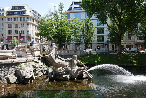 Obraz na płótnie Tritonengruppe an der Königsallee in Düsseldorf w salonie