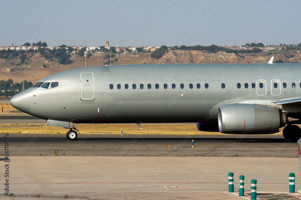 Avión de línea gris b737