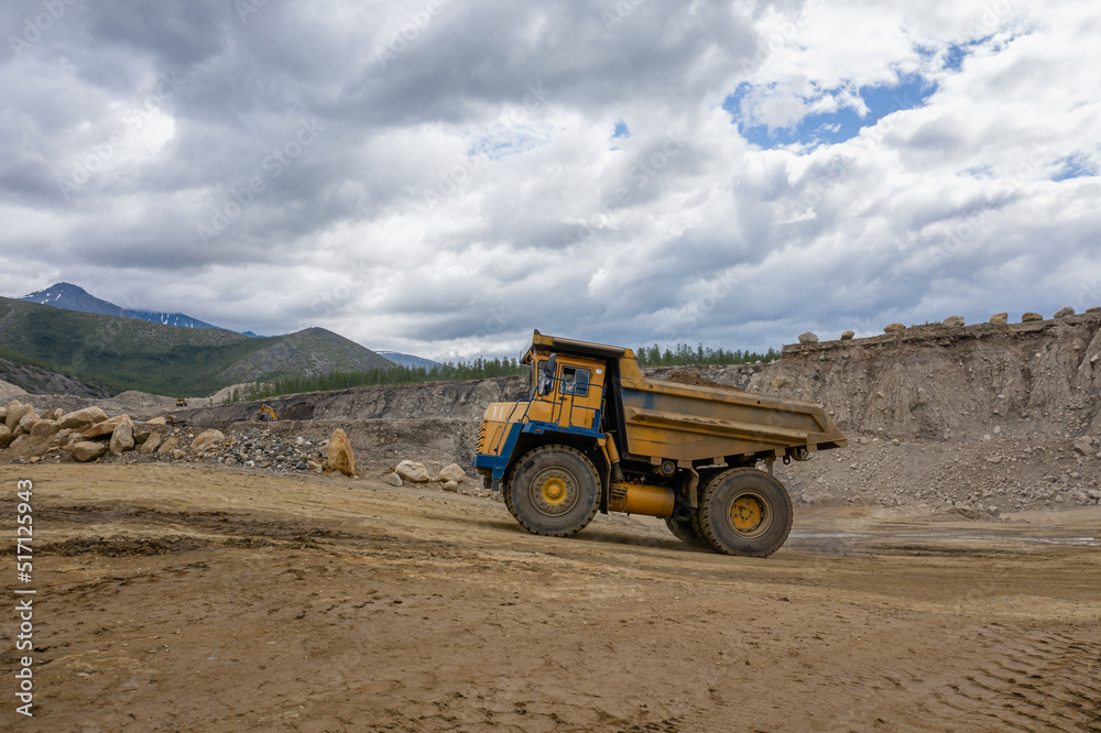 Obraz premium Dump truck in an open pit.