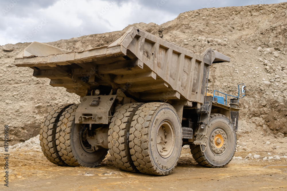 Obraz premium Dump truck in an open pit.