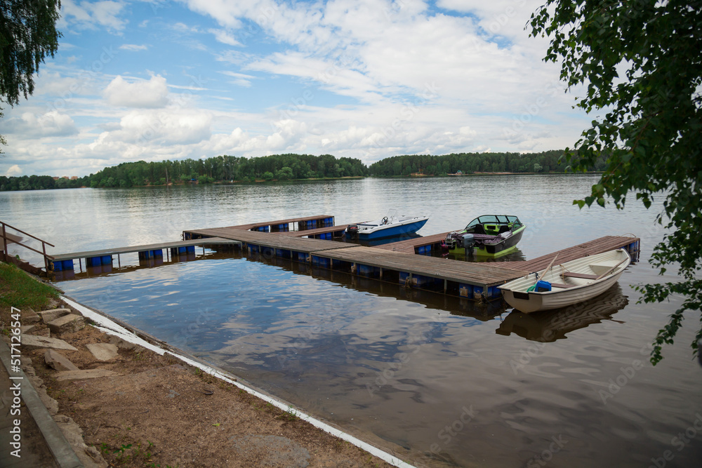 Boats and boats are standing at a wooden pier.