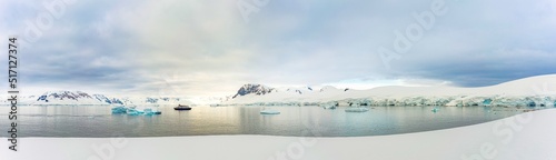 antarktische Eisberg Landschaft bei Portal Point welches am Zugang zu Charlotte Bay auf der Reclus Halbinsel, an der Westküste von Graham Land liegt