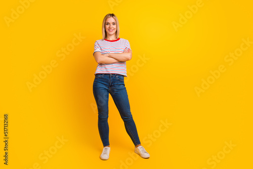 Photo portrait full length of woman standing with arms crossed isolated on vivid colored background