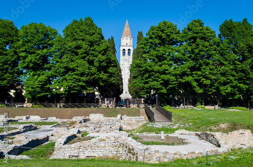 Il campanile della basilica e gli scavi archeologici della vecchia città di Aquileia, punto di partenza della Via Postumia, cammino che parte da Aquileia e arriva a Genova