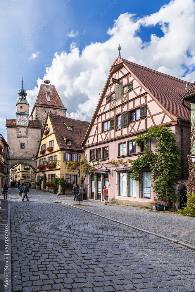 Obraz premium Rothenburg ob der Tauber, Germany. Rödergasse, St. Mark's Tower (Markusturm) and Röder Arch (Röderbogen)
