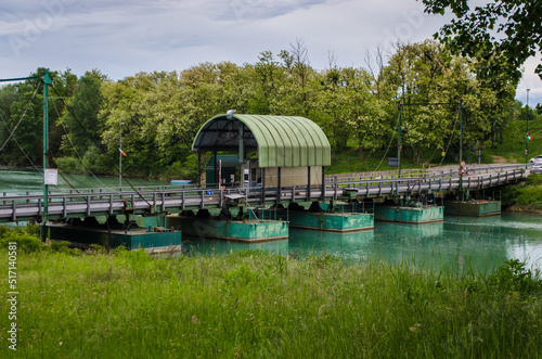 Foto Un ponte di barche che attraversa il fiume Piave lungo la Via Postumia, cammino