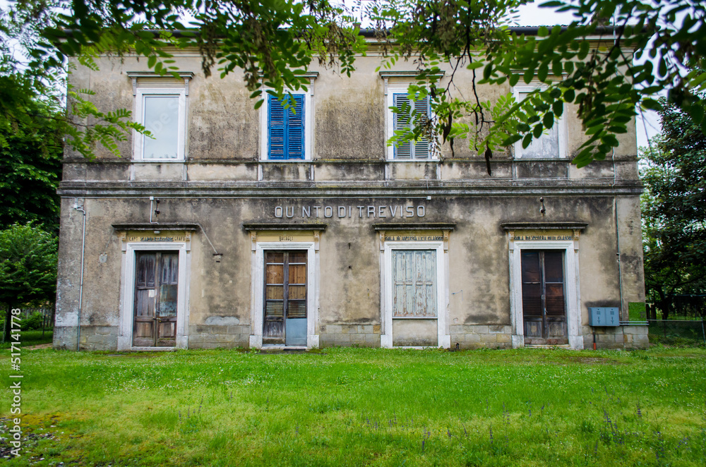 La vecchia stazione abbandonata di Quinto di Treviso lungo la Via Postumia, cammino che parte da Aquileia e arriva a Genova