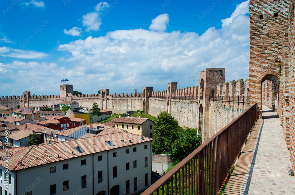 La cinta muraria del borgo di Cittadella lungo la Via Postumia, cammino che parte da Aquileia e arriva a Genova