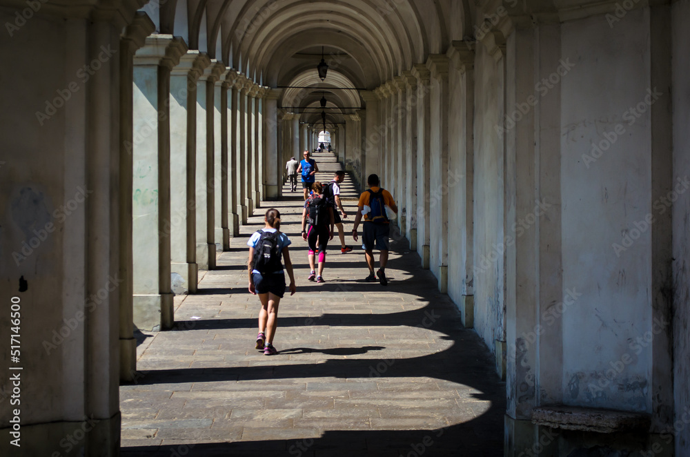 Pellegrini salgono attraverso i portici fino al Santuario di Monte Berico a Vicenza lungo la Via Postumia, cammino che parte da Aquileia e arriva a Genova