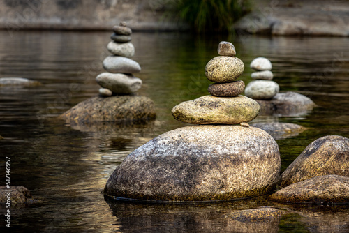 piedras apiladas en un río simbolizando el zen