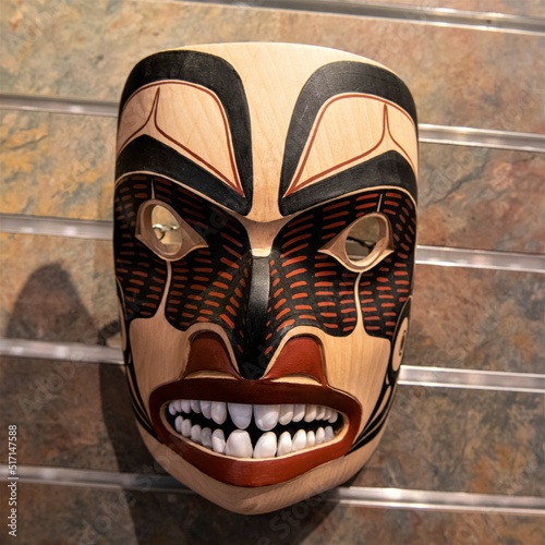 Interessante Maske, welche von Tlingit Indianern hergestellt wurde und deren Tradition widerspiegelt und als Kunsthandwerk an Touristen verkauft wird photo