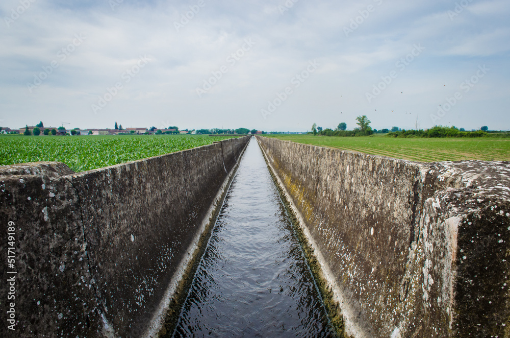 Un canale d'irrigazione nella campagna mantovana lungo la Via Postumia, cammino che parte da Aquileia e arriva a Genova Un canale d'irrigazione nella campagna mantovana lungo la Via Postumia, cammino che parte da Aquileia e arriva a Genova