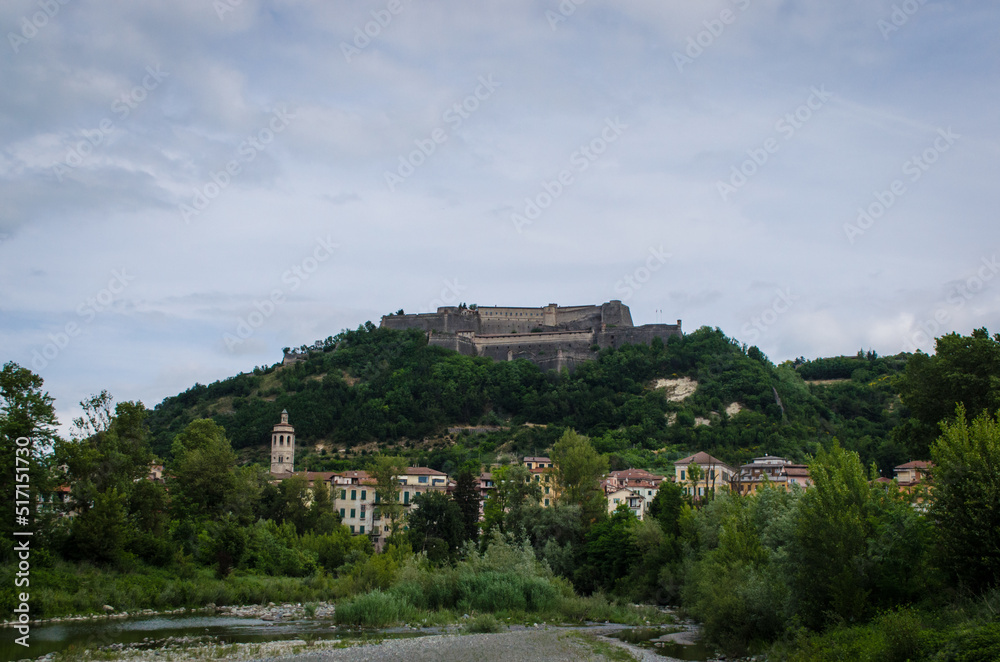 Panorama di Gavi in Piemonte con la fortezza in cima alla collina lungo la Via Postumia, cammino che parte da Aquileia e arriva a Genova