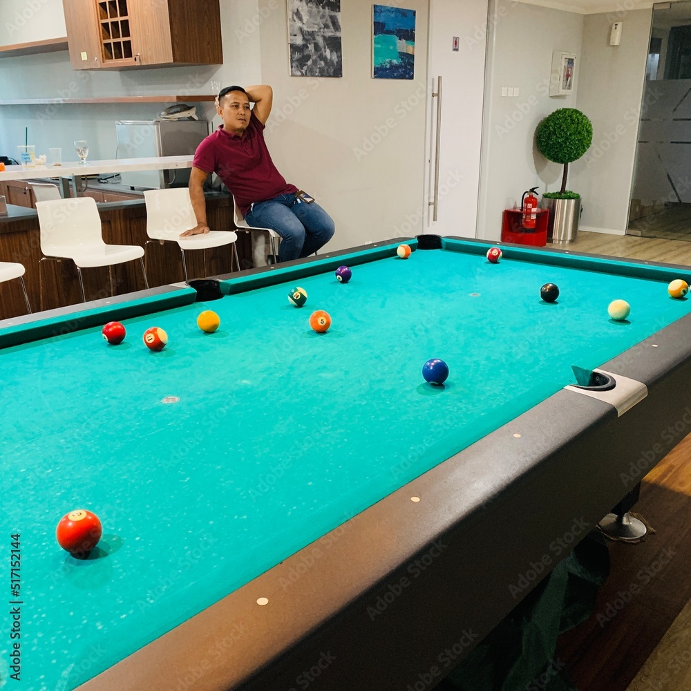 Fototapeta premium man playing pool