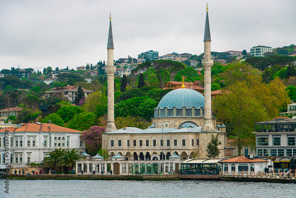 Fototapeta premium Big mosque near river in turkey