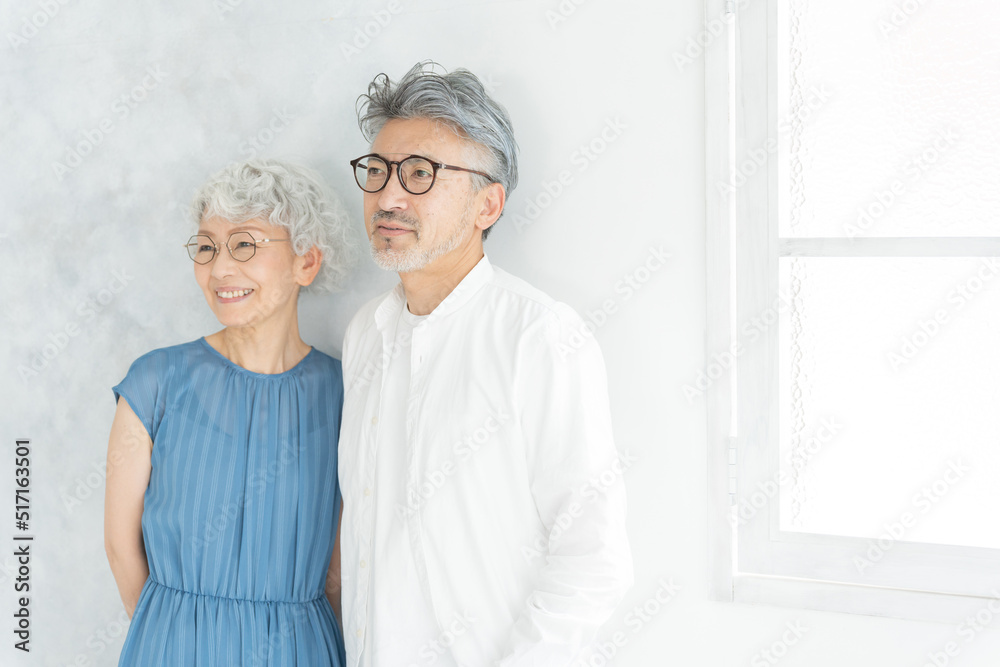 眼鏡をかけたシニア夫婦 眼鏡をかけたシニア夫婦