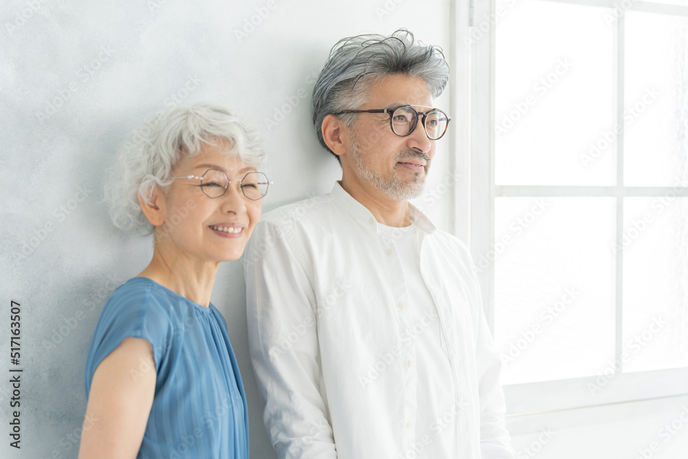 眼鏡をかけたシニア夫婦