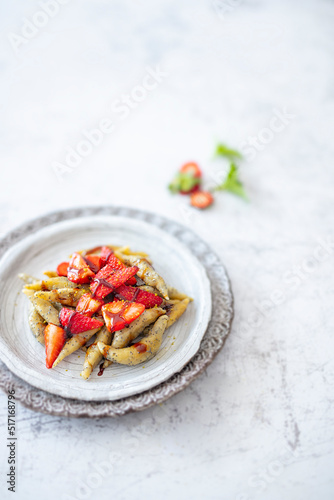 Mohn-Schupfnudeln mit Erdbeeren und Balsamico-Karamell (vegetarisch)