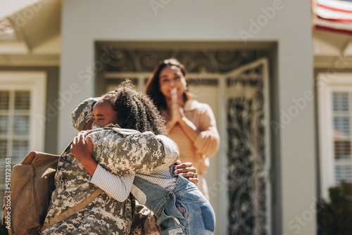 Foto Military man saying his goodbyes to his family