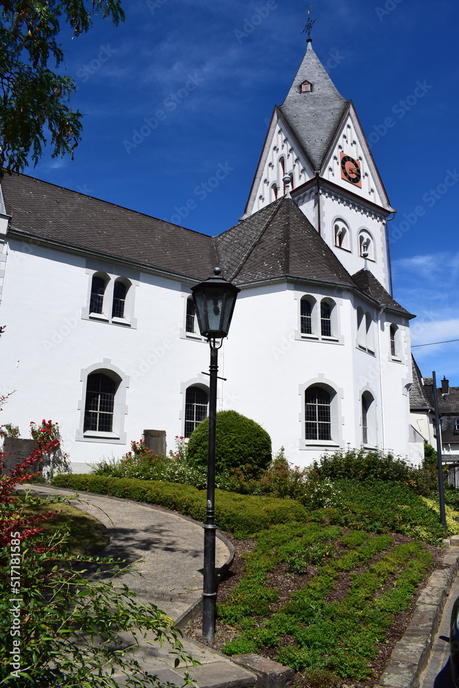 PArk und Kirche in Winningen