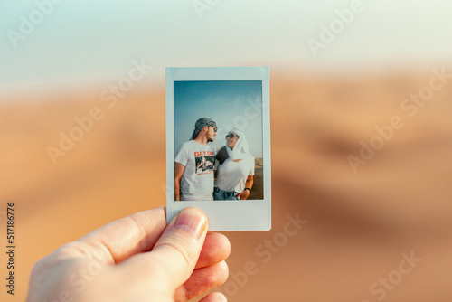 Foto instantânea de uma casal no deserto de Dubai photo