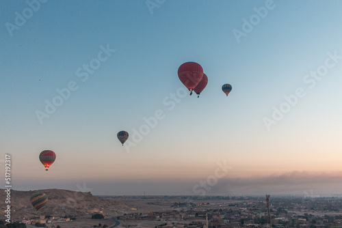 Passeio de balão sobre o Rio Nilo no deserto do Egito © Adriano