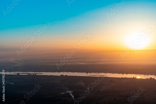 Sol nascendo no horizonte no Rio Nilo no Egito photo