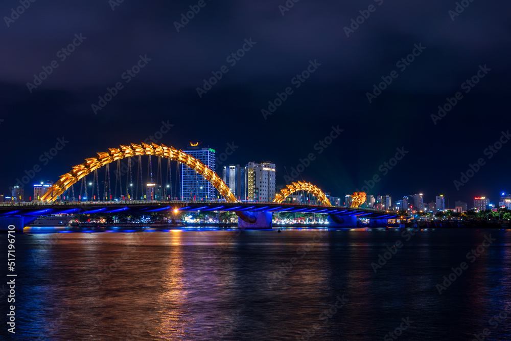 Obraz premium Night view of Dragon bridge, Da Nang, Vietnam.