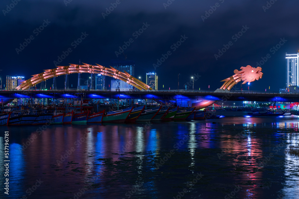 Obraz premium Night view of Dragon bridge, Da Nang, Vietnam.